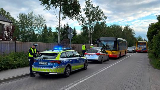 13-latka straciła panowanie nad hulajnogą. Pojazd wpadł pod autobus