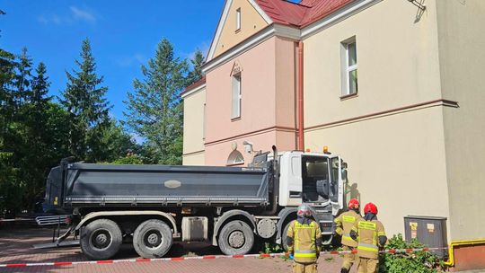Ciężarówka staranowała ogrodzenie i wjechała w szkołę w Konstancinie-Jeziornie