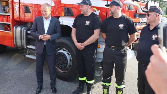 Donald Tusk odwiedził druhów z OSP Nowa Wola w Dniu Strażaka