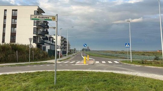 Nowy odcinek ul. Arakowej otwarty. Kierowcy zapominają, kto ma tu pierwszeństwo