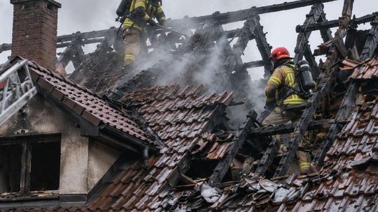 Ogień zniszczył dach domu w Jeziórku. Trzy rodziny potrzebują pomocy