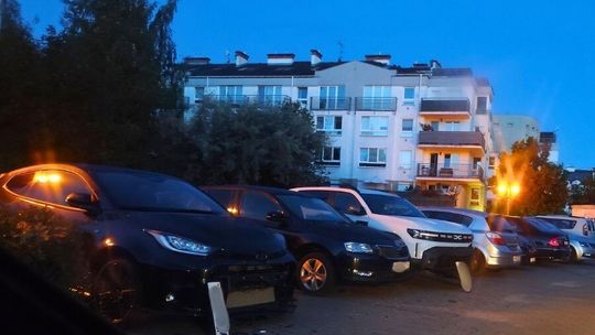 Pijany rajd po Piasecznie. Rozbił 24 zaparkowane auta