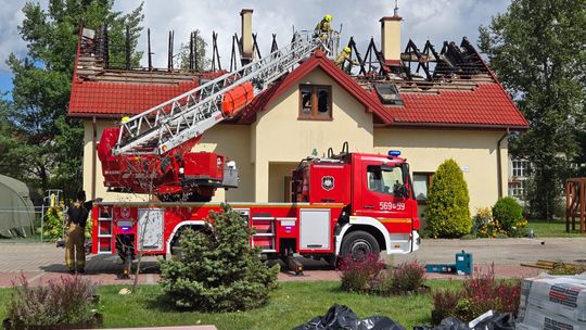 Piorun uderzył w budynek Domu Dziecka w Pęcherach. "Sytuacja jest już opanowana"