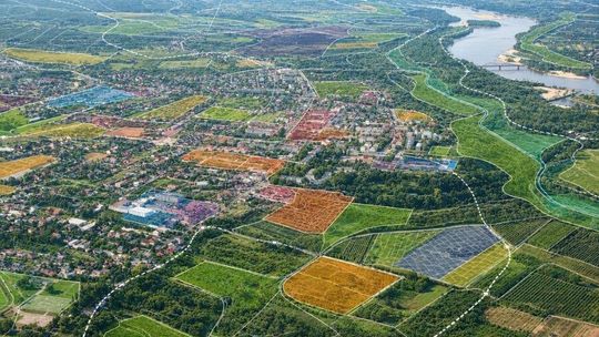 Plan ogólny Góry Kalwarii wywołał protest mieszkańców. Czego boją się właściciele działek i rolnicy?