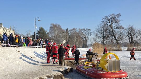 Pokazy ratownictwa nad stawem miejskim w Piasecznie [WIDEO]
