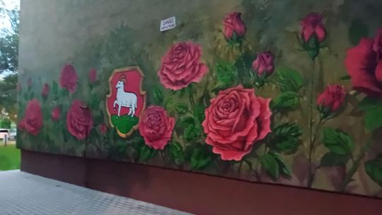 Róże rozkwitły na ścianach. Nowy mural na osiedlu w Piasecznie