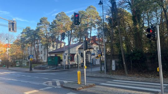 Światła na skrzyżowaniu Wilanowskiej i Mickiewicza w Konstancinie wreszcie uruchomione