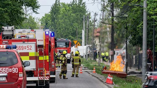 Uszkodzona rura gazowa w Zalesiu Dolnym. Płomień sięgał kilku metrów [WIDEO]