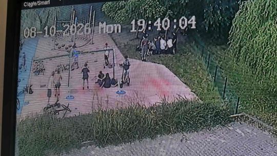 Wandalizm na szkolnym placu zabaw w Głoskowie. Sprawców nagrały kamery