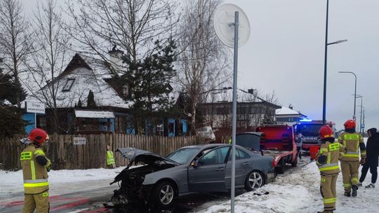 „Wiedzieliśmy, że wypadek jest kwestią czasu…” – mercedes wjechał w ogrodzenie na Fabrycznej