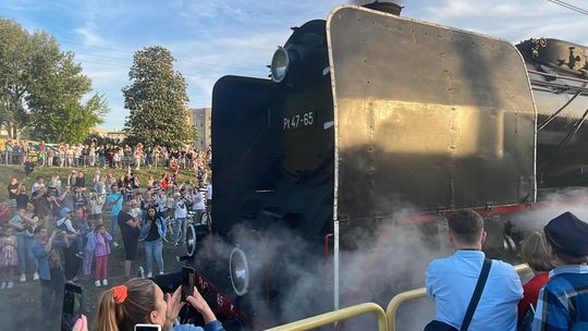 Zabytkowy parowóz przyciągnął tłumy. Przejechał przez Piaseczno i Górę Kalwarię [WIDEO]