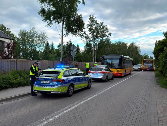 13-latka straciła panowanie nad hulajnogą. Pojazd wpadł pod autobus