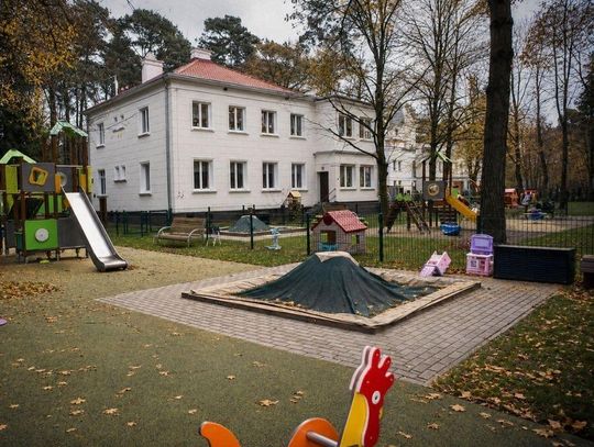 Budynek Przedszkola nr 1 „Zielony Zakątek” przy ul. Oborskiej w Konstancinie-Jeziornie. Zgodnie z planami władz gminy placówka ma zakończyć działalność 31 sierpnia 2027 roku, czyli rok wcześniej, niż pierwotnie zakładano.