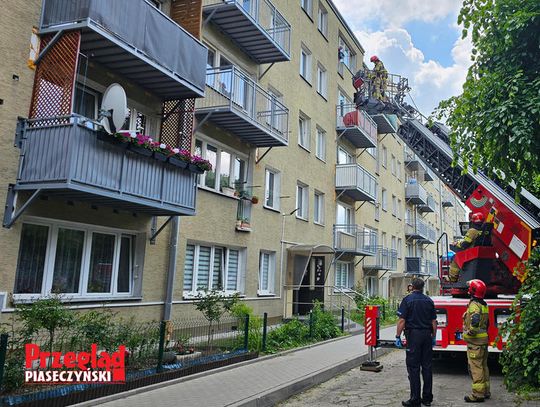 Akcja policji i straży przy Kusocińskiego. Według relacji mieszkańców nagi mężczyzna wyskoczył z balkonu na trzecim piętrze