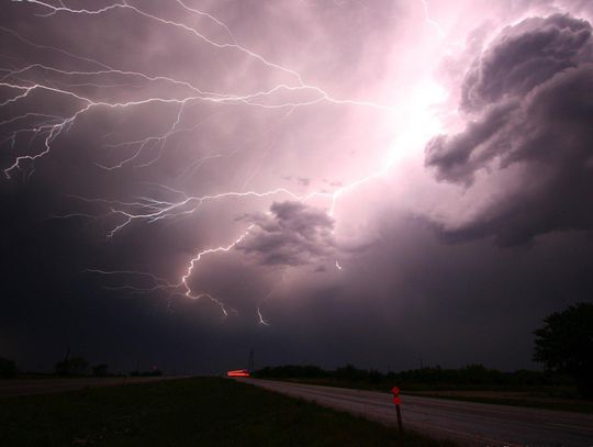 Alert pogodowy: uwaga na burze i wichury