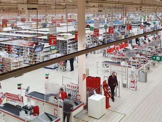 Auchan zabezpiecza klientów i pracowników