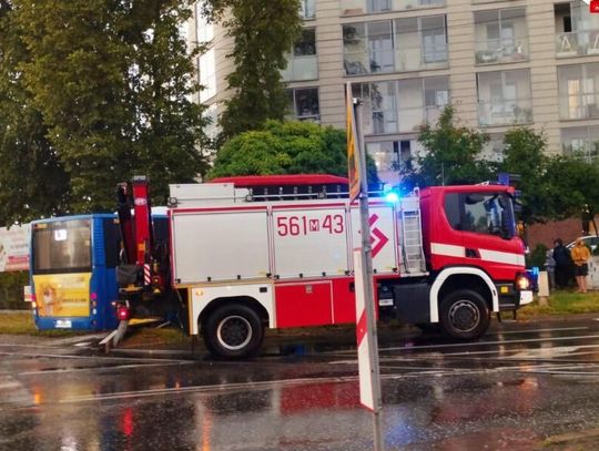 Autobus linii L39 uderzył w ogrodzenie na ul. Wojska Polskiego w Piasecznie