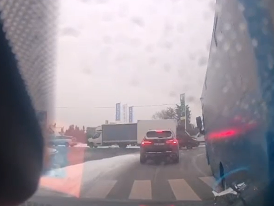 Autobus wjechał na chodnik. Kolizja na ul. Jarząbka w Piasecznie Autobus wjechał na chodnik. Kolizja na ul. Jarząbka w Piasecznie