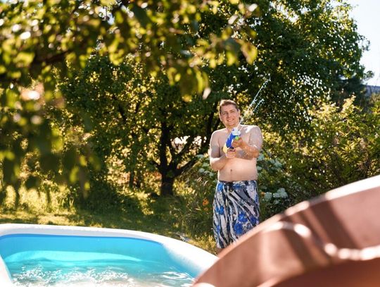 Automatyczny odkurzacz do basenu: klucz do idealnej czystości wody