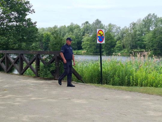 Bezpieczeństwo nad wodą – lokalni policjanci patrolują dzikie kąpieliska