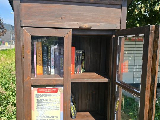 Biblioteczka plenerowa stanęła w Zamieniu. Mieszkańcy mogą wymieniać się książkami