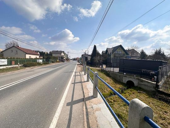 Chodnik przy ul. 1 Maja w Tarczynie coraz bliżej