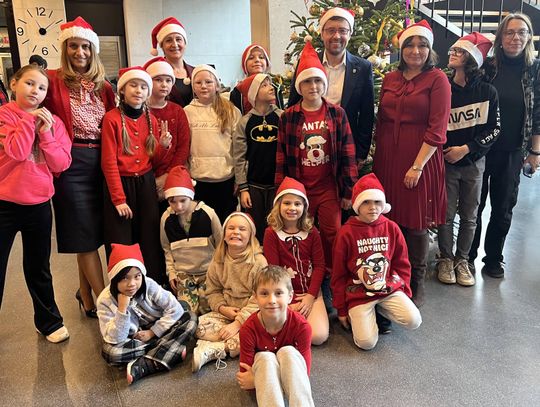 Choinka w ratuszu już stoi Choinka w ratuszu już stoi