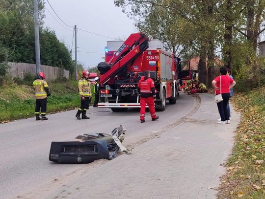 Ciężarówka ścięła dach skody. Kierowca w stanie ciężkim