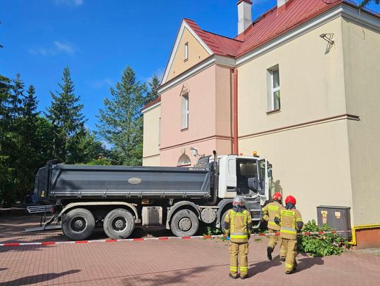 Ciężarówka staranowała ogrodzenie i wjechała w szkołę w Konstancinie-Jeziornie