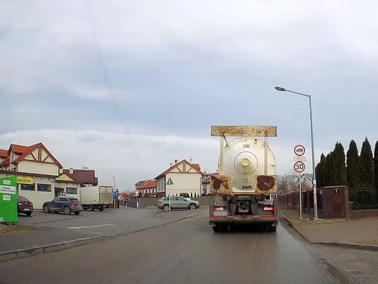 Ciężarówki rozjeżdżają drogi w Zgorzale