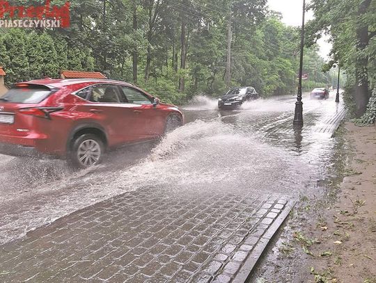 Czy kałuża tworząca się po intensywnych deszczach na ul. Długiej w Konstancinie zniknie?