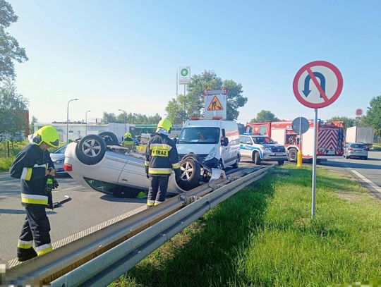 Dachowanie i zderzenie trzech pojazdów w Łazach