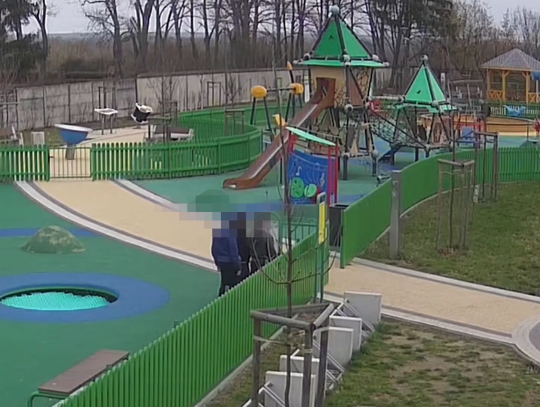 Dewastacja na placu zabaw w Górze Kalwarii