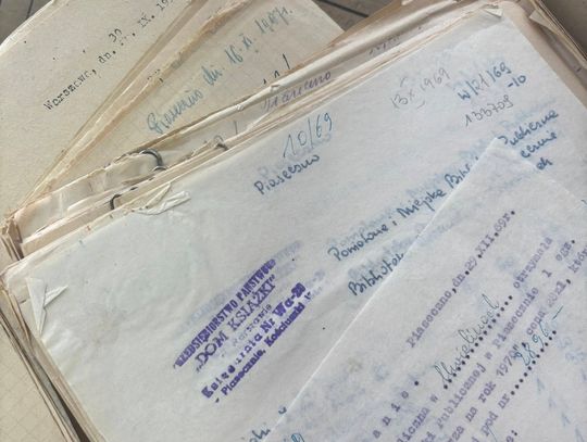 Dokumenty sprzed dekad odnalezione podczas przenosin biblioteki