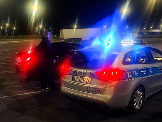 Drift na parkingu zakończony wysokim mandatem – 21-latek ukarany przez policję