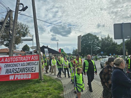 „Droga powinna łączyć, nie dzielić”. Protest przeciw A50 w Prażmowie