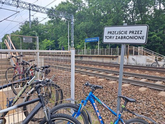Dyskusja o dodatkowym przejściu przez tory w Zalesiu Górnym trwa