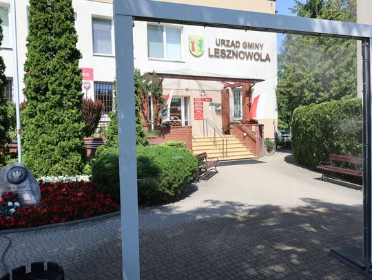 Fala upałów nadciąga. Lesznowola stawia kurtyny wodne, Tarczyn rozdaje wodę mieszkańcom