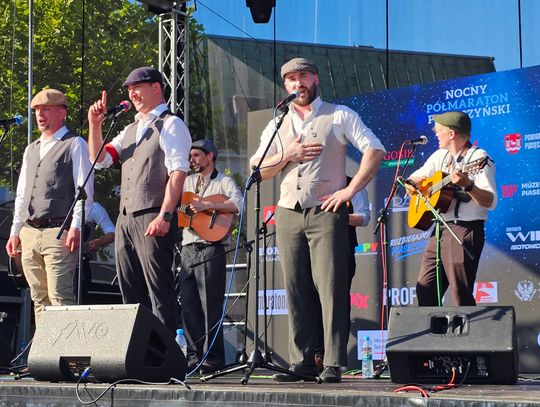 Ferajna z Hoovera przypomniała o zbrodni w Palmirach. Patriotyczny koncert podczas Nocnego Półmaratonu