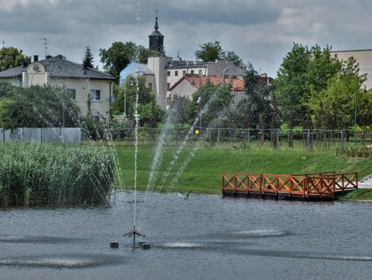 Fontanna w parku już działa. Nowa atrakcja ozdabia zrewitalizowany staw