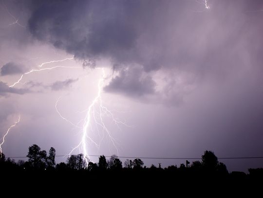 Front burzowy nad Polską. IMGW: opady do 20 mm i wiatr do 75 km/h