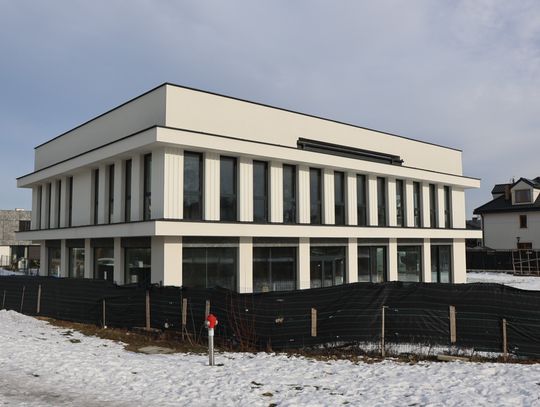 Gmina wynajmie lokal dla szkoły w Józefosławiu – ostateczna decyzja jutro