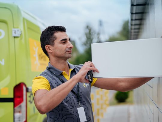 InPost wprowadza przy paczkomatach brukową kostkę antysmogową