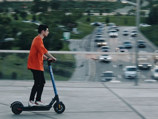 Jak wybrać pierwszą hulajnogę elektryczną? Poradnik dla początkujących