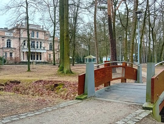 Jaśniej w Parku Zdrojowym w Konstancinie-Jeziornie