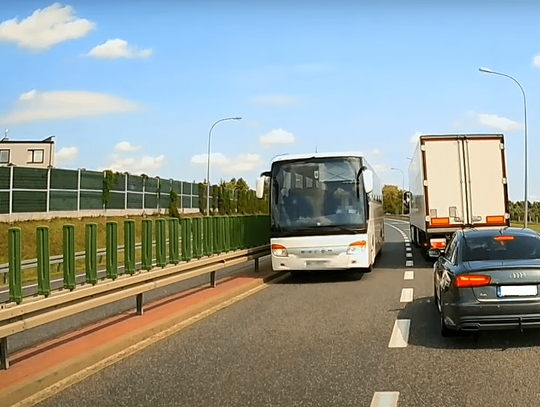 Jechali autokarami pod prąd na DK50 [FILM]