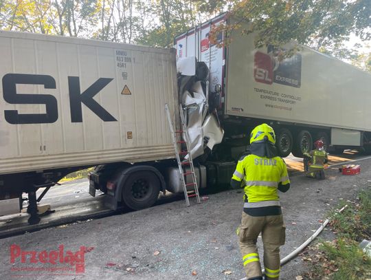 Kabina ciężarówki zmiażdżona między naczepami. Groźny wypadek na DK79 w Pilawie