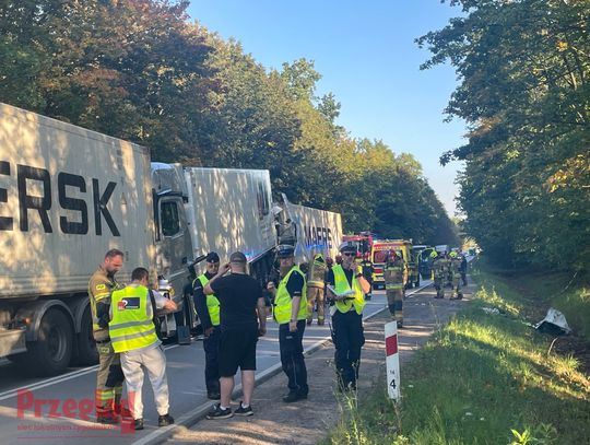 Kabina ciężarówki zmiażdżona między naczepami. Groźny wypadek na DK79 w Pilawie
