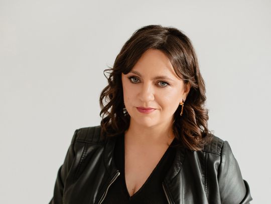 Katarzyna Gołda debiutuje. „Złoty spadochron” łączy PRL-owską aferę ze współczesnością. Katarzyna Gołda debiutuje. „Złoty spadochron” łączy PRL-owską aferę ze współczesnością.