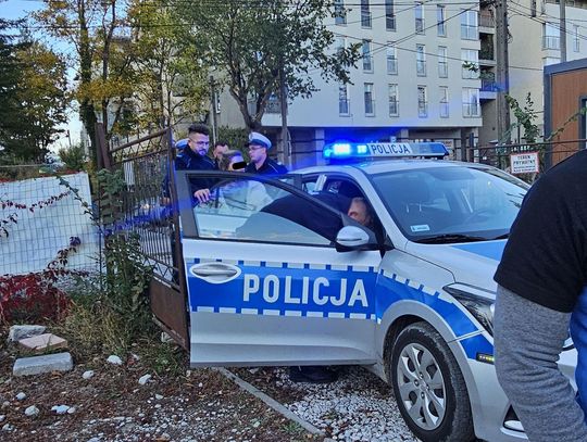 Kompletnie pijana rozbiła na parkingu aż trzy auta